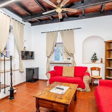 Casa Trasteverina بيت للعطل