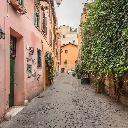 Casa Trasteverina بيت للعطل